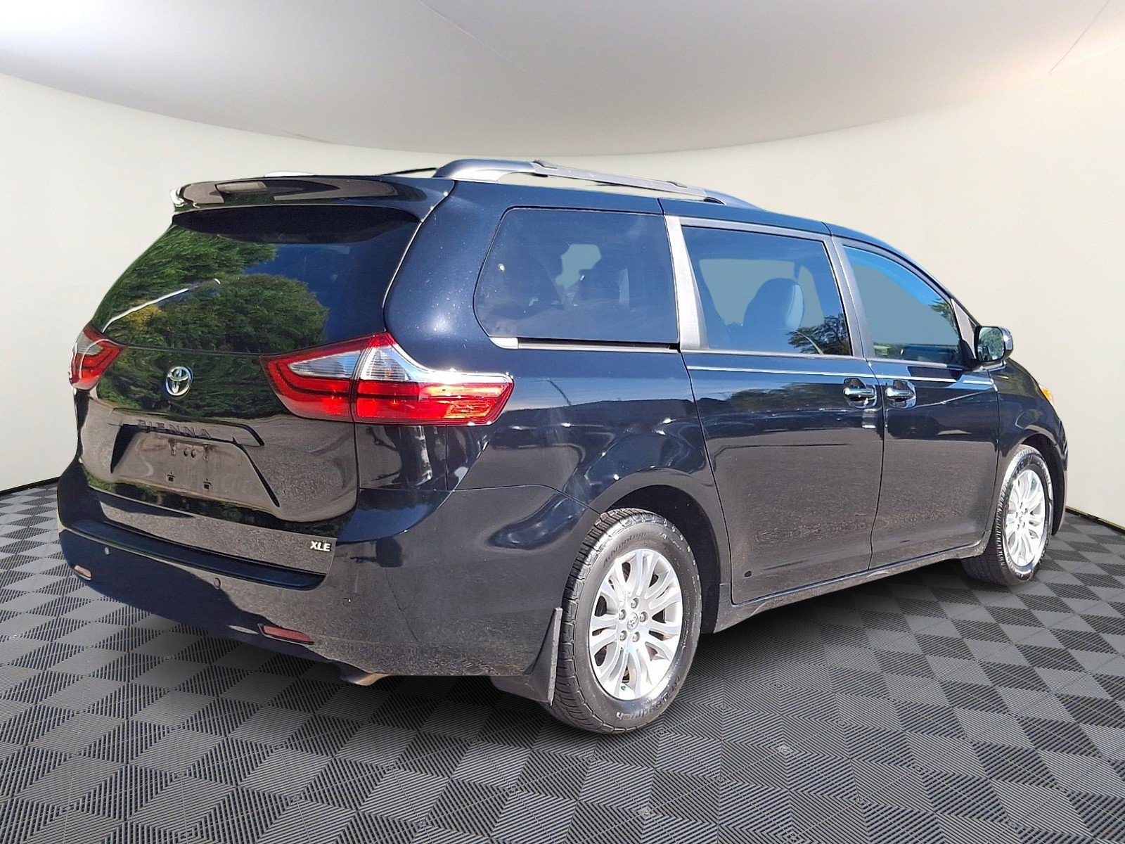 Used 2016 Toyota Sienna XLE w/ XLE Navigation Package FWD image 6