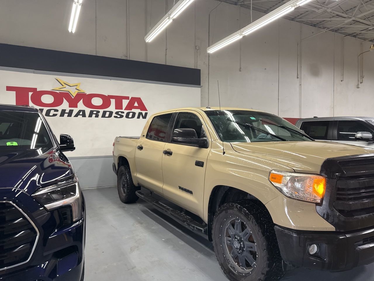 Used 2017 Toyota Tundra SR5 RWD image 2
