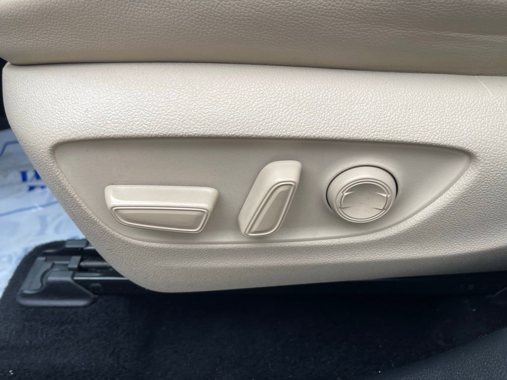 Used 2020 Toyota Highlander XLE image 28