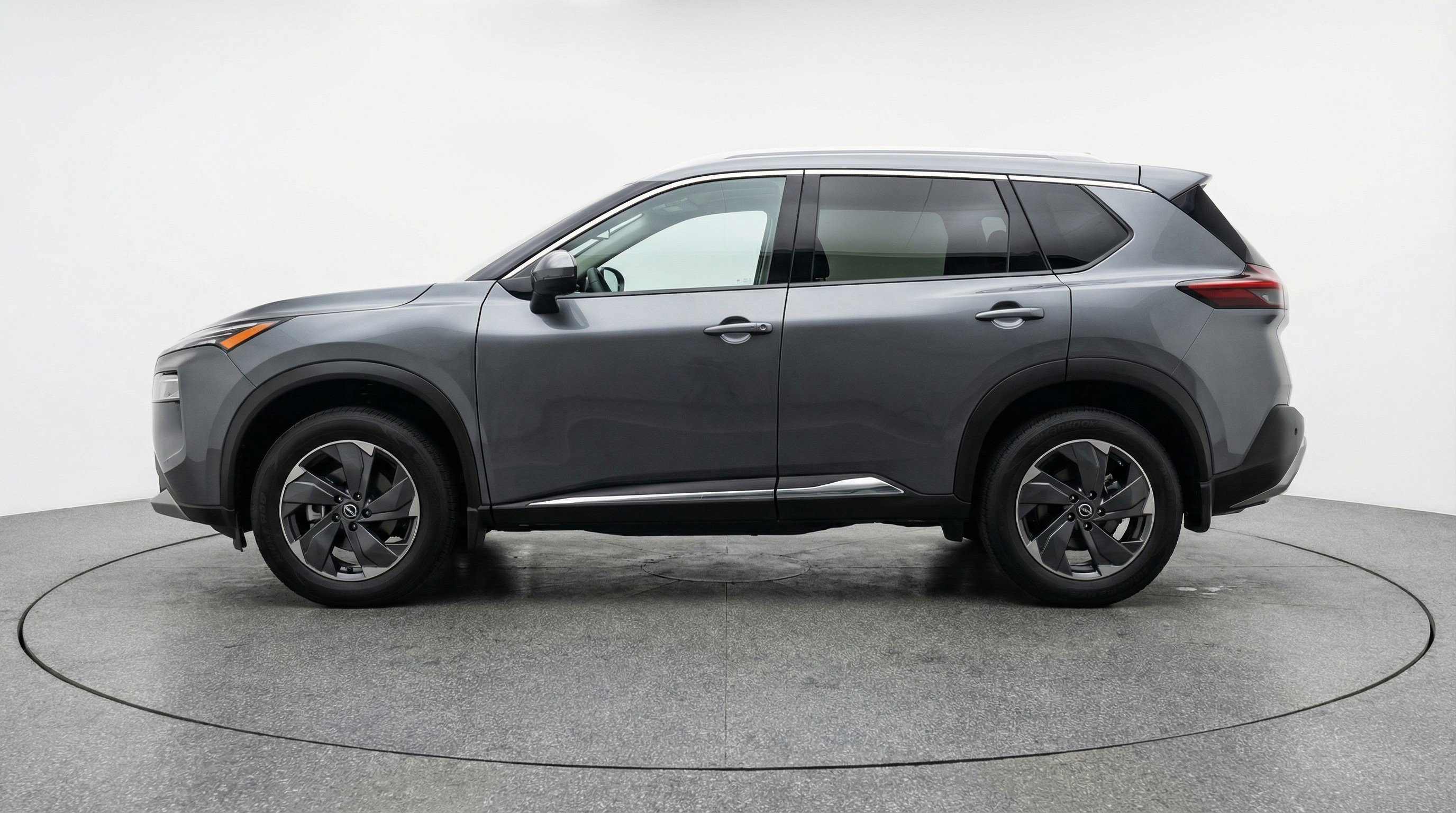 Used 2025 Nissan Rogue SV image 5