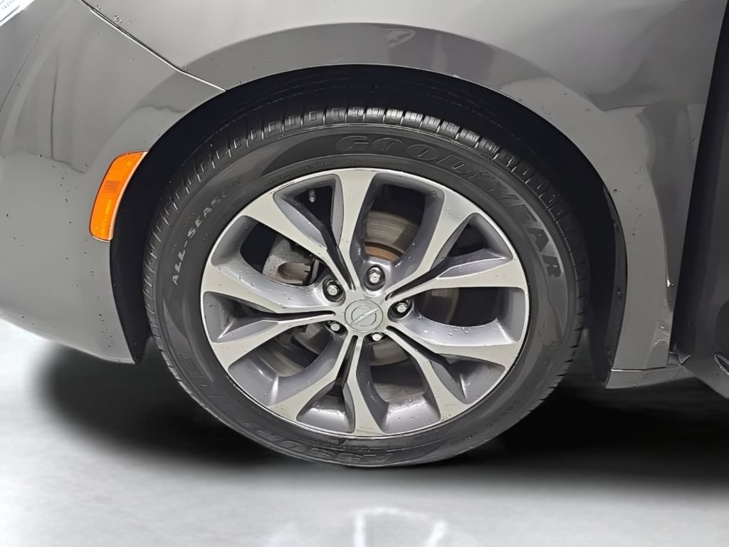 Used 2018 Chrysler Pacifica Limited w/ Tire & Wheel Group FWD image 34