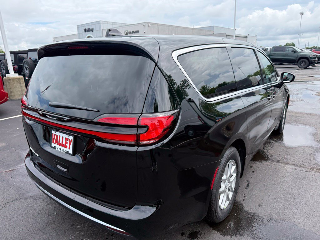 New 2027 Chrysler Pacifica Select w/ Family Tech Group FWD image 3