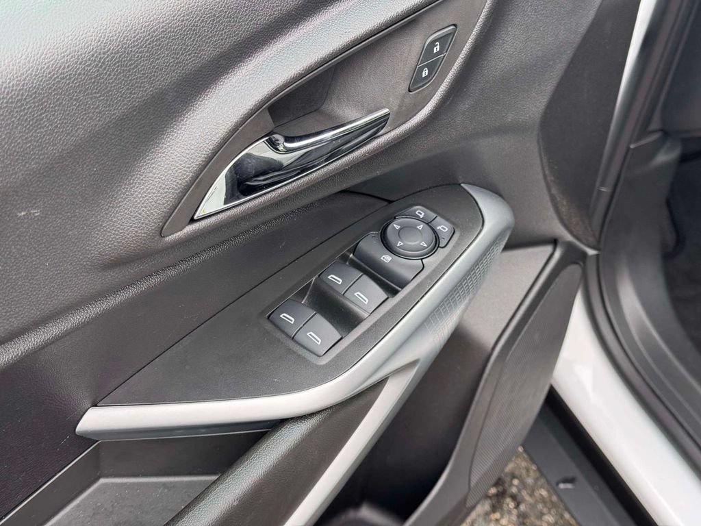 Used 2026 Chevrolet Trax LS FWD image 18
