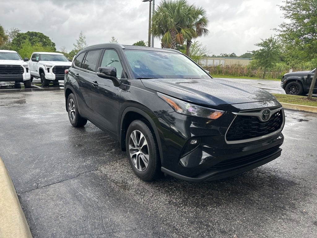 Used 2024 Toyota Highlander XLE FWD image 2