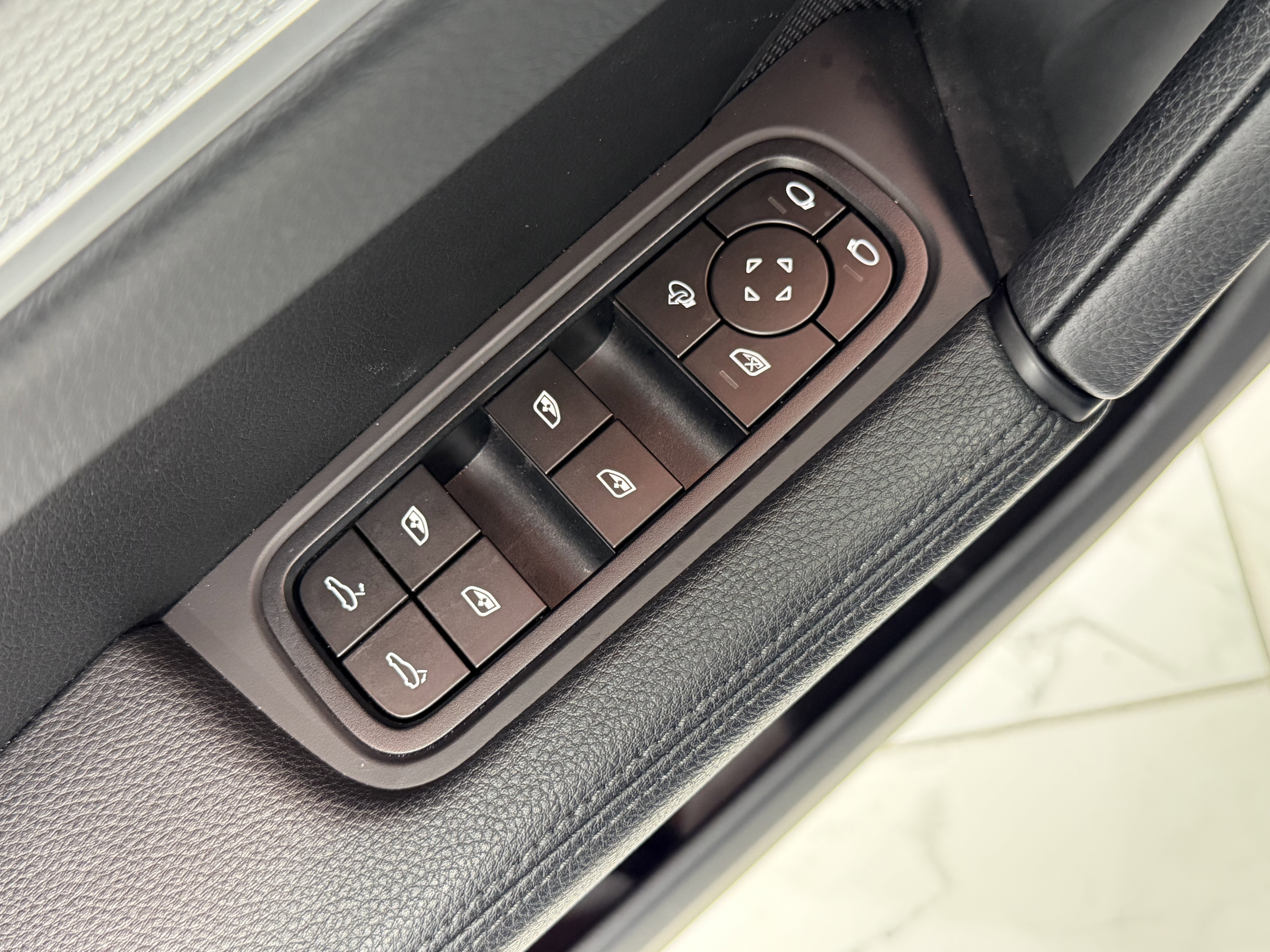 Certified 2025 Porsche Cayenne image 27