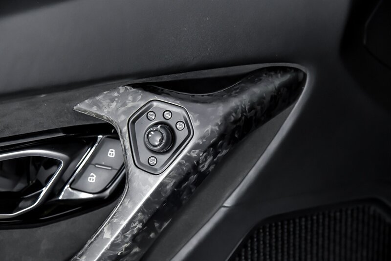 Used 2021 Lamborghini Huracan EVO RWD image 21
