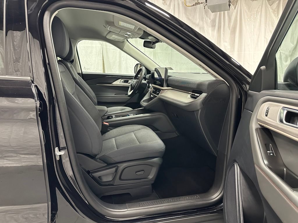 Used 2025 Ford Explorer Active AWD/4WD image 56