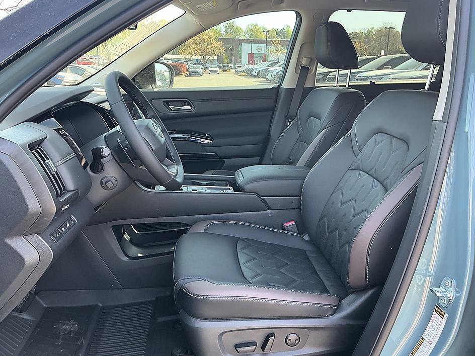 New 2026 Nissan Pathfinder Platinum image 8