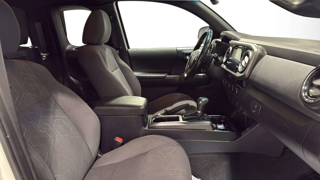 Used 2017 Toyota Tacoma TRD Off-Road AWD/4WD image 15