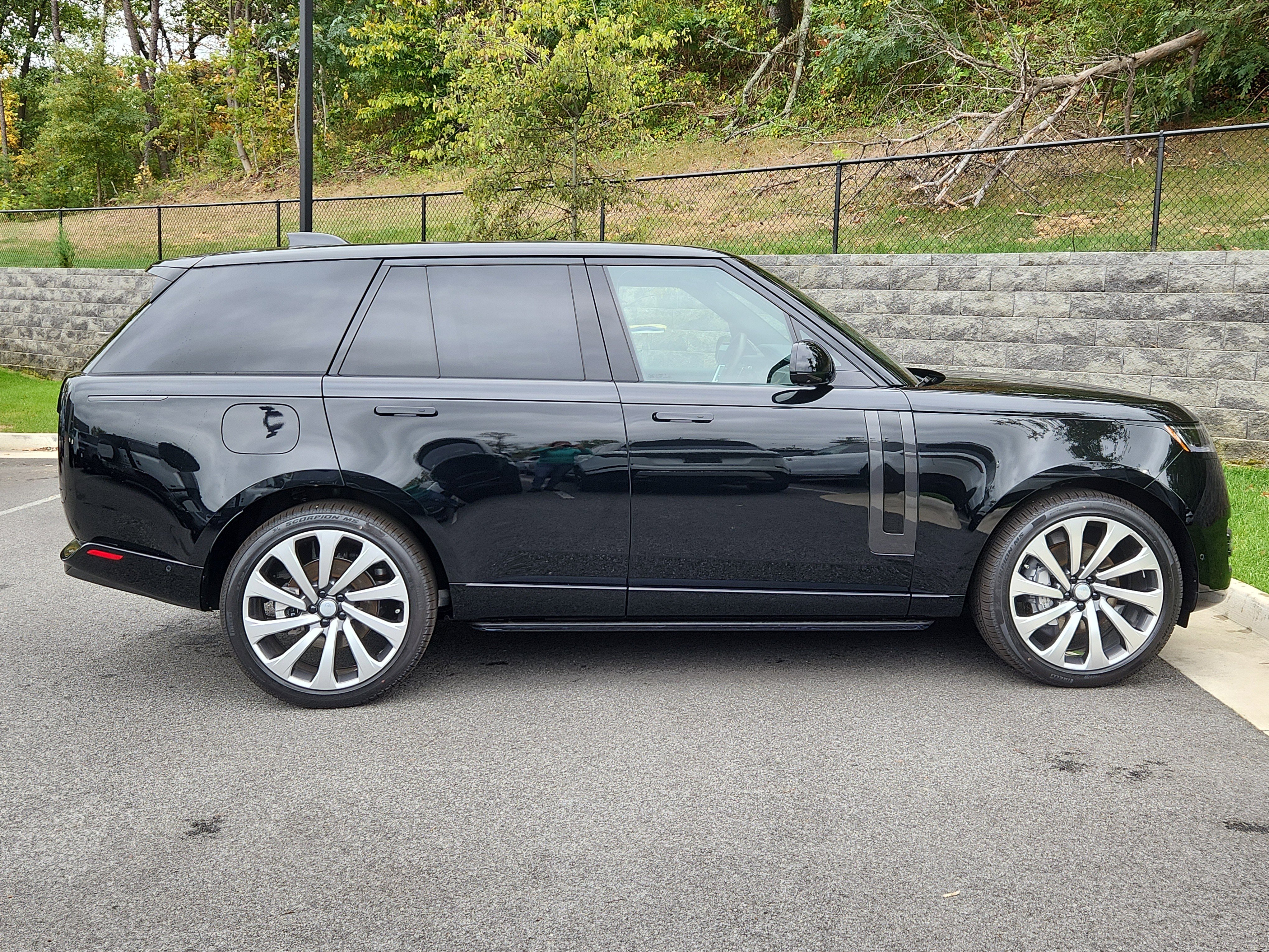 New 2025 Land Rover Range Rover SE image 11