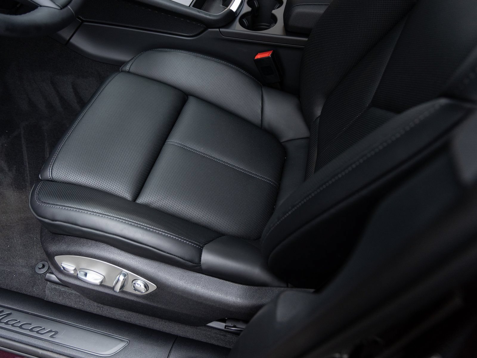 Certified 2026 Porsche Macan AWD/4WD image 22