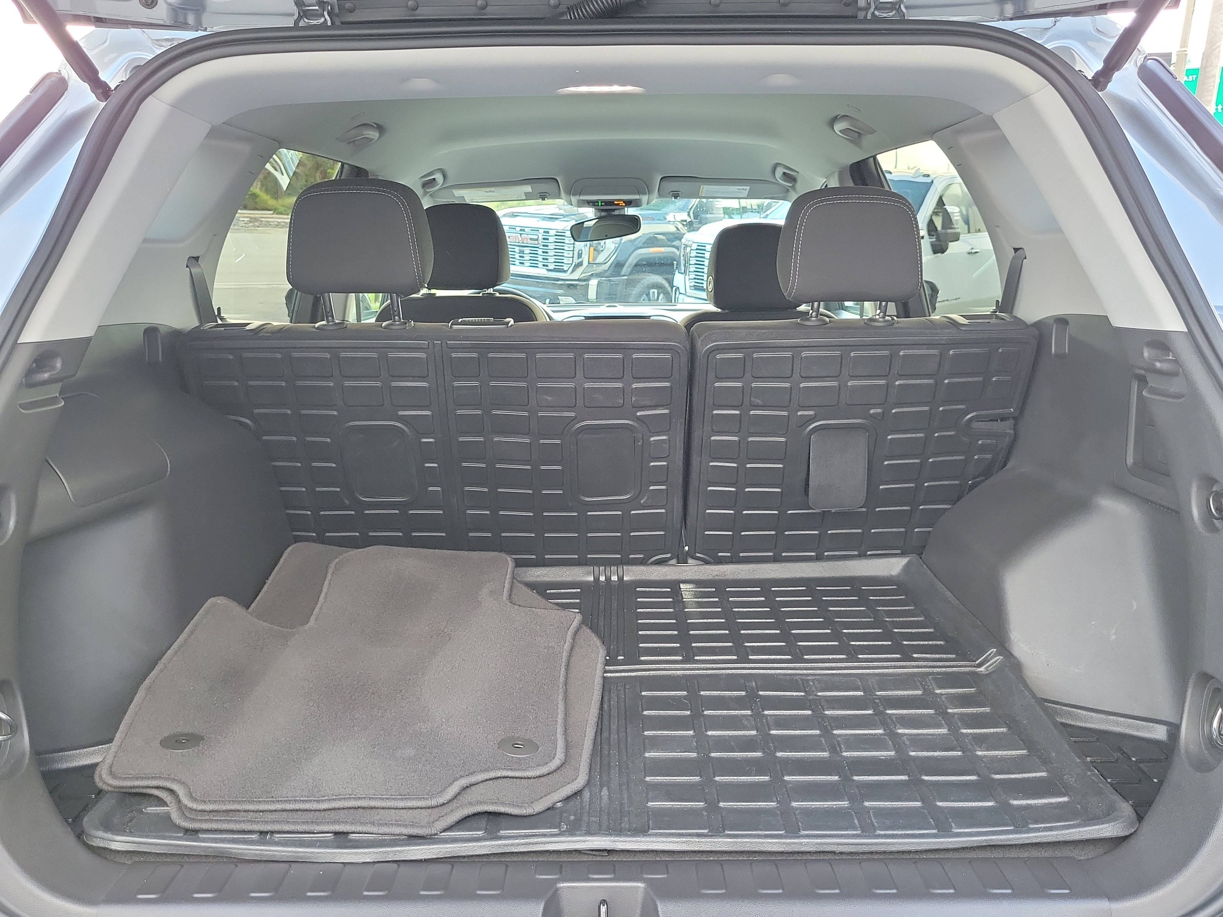 Used 2024 GMC Terrain SLE w/ Driver Convenience Package FWD image 16