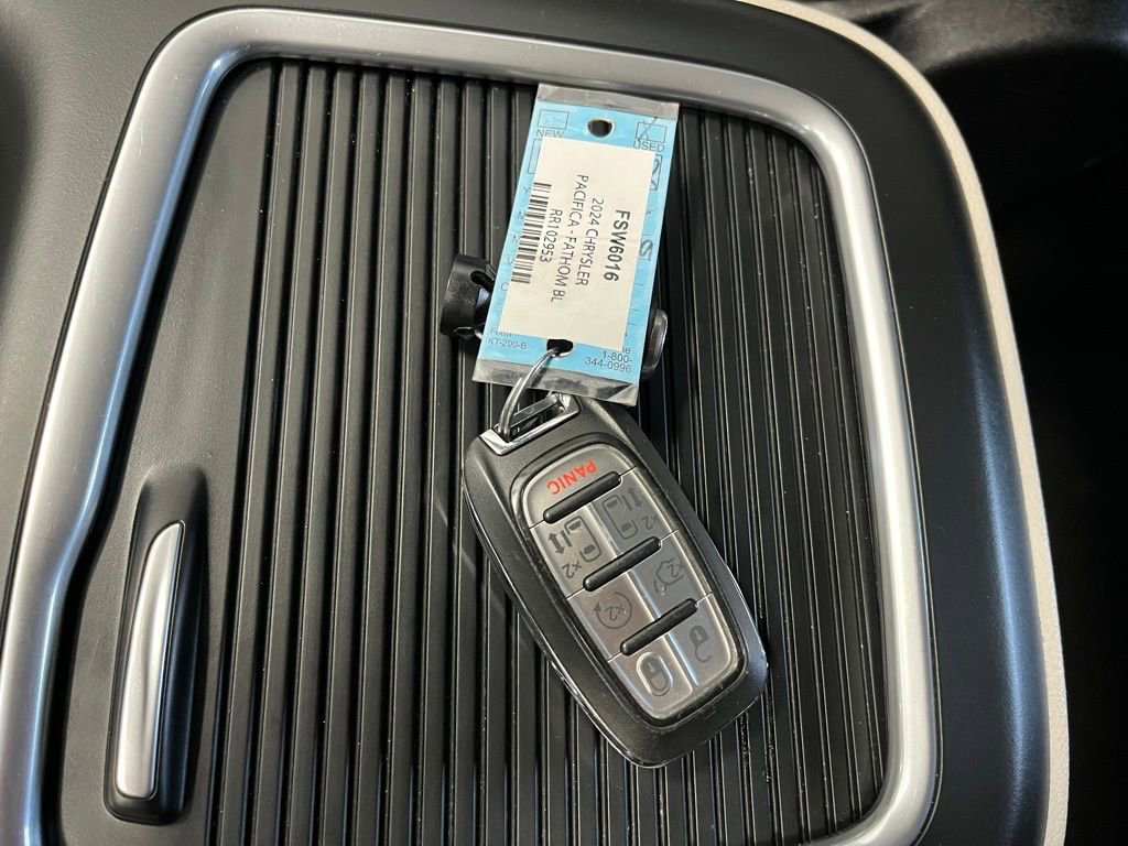 Used 2024 Chrysler Pacifica Select image 35