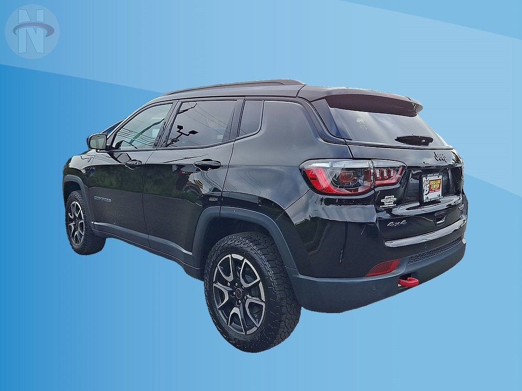 Used 2025 Jeep Compass Trailhawk AWD/4WD image 11