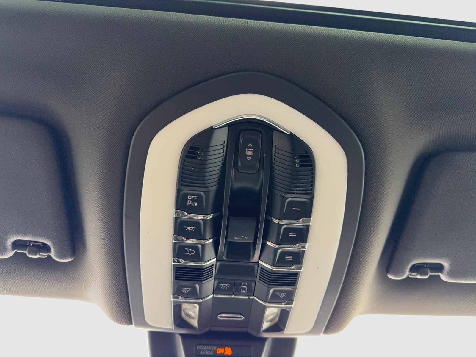 Used 2018 Porsche Macan AWD/4WD image 31