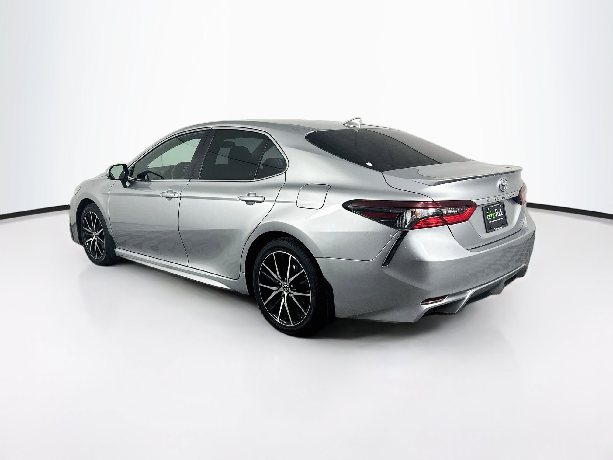 Used 2023 Toyota Camry SE FWD image 5