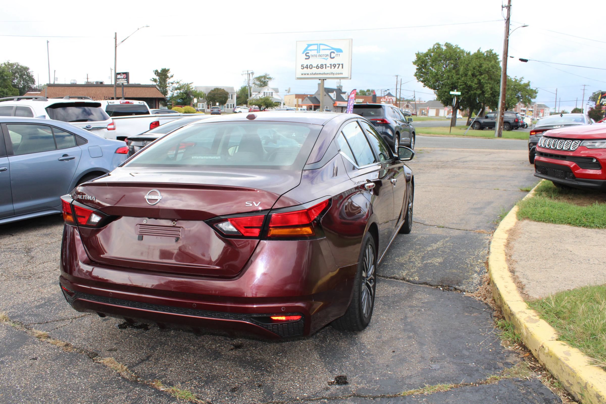 Used 2024 Nissan Altima 2.5 SV FWD image 4