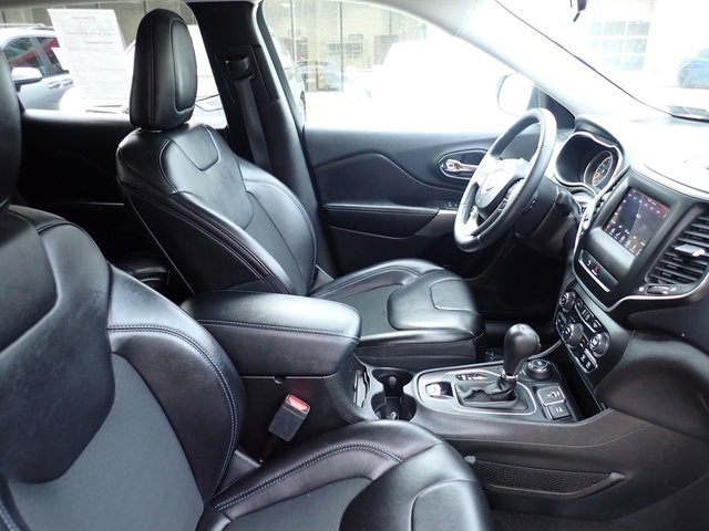 Used 2019 Jeep Cherokee Latitude Plus w/ Cold Weather Group image 3