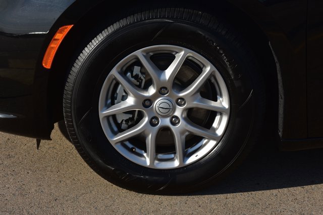 Used 2025 Chrysler Pacifica Select image 10