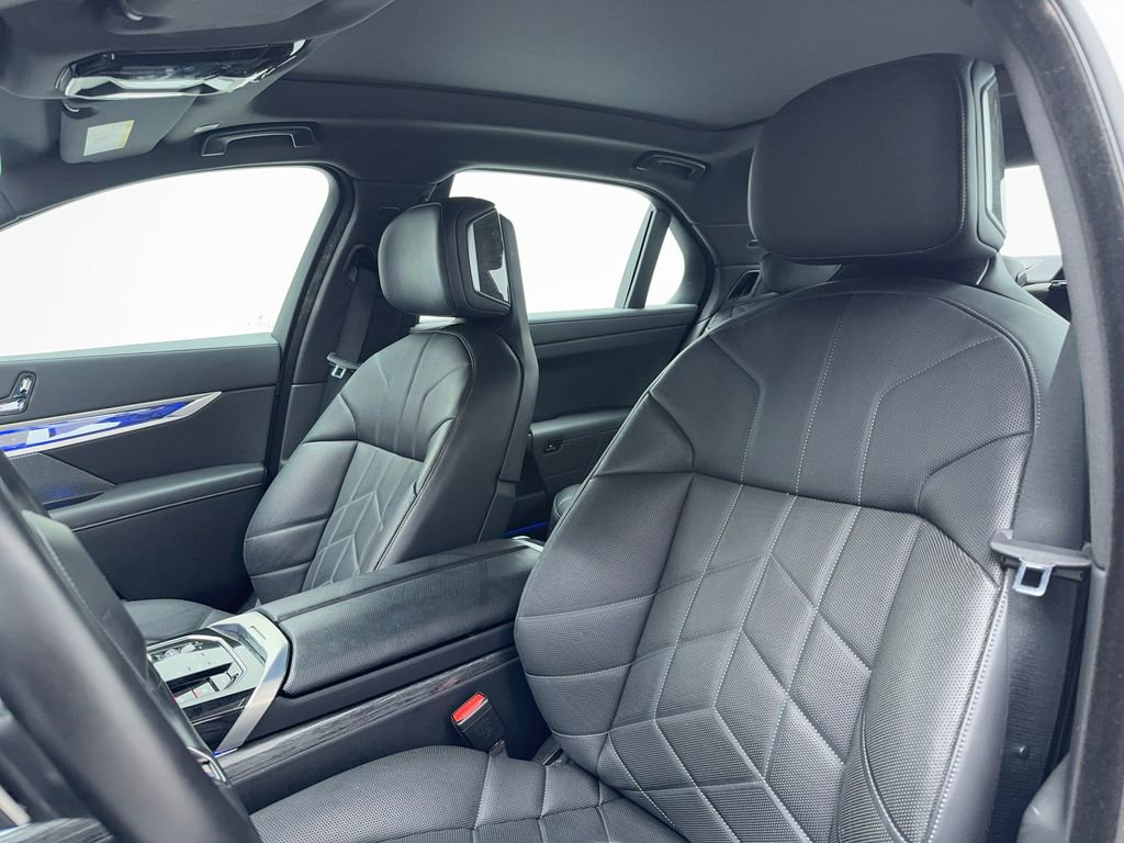 Used 2025 BMW 740i w/ Premium Package image 35