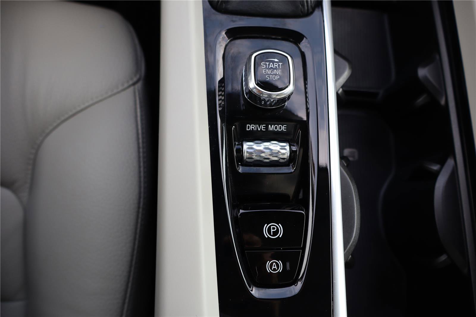 Used 2021 Volvo XC60 T5 Momentum w/ Premium Package image 22