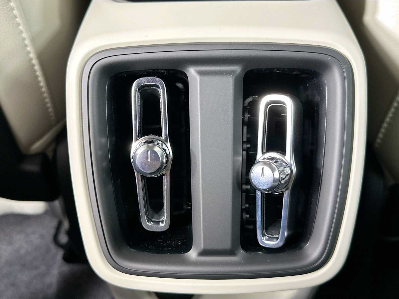 Used 2025 Volvo XC40 B5 Ultra w/ Climate Package AWD/4WD image 23