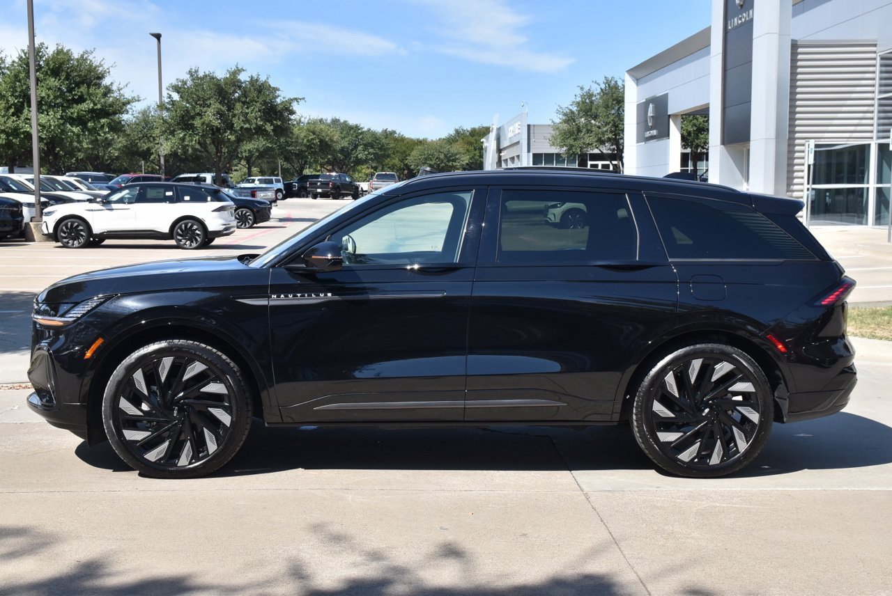 Certified 2025 Lincoln Nautilus Reserve w/ Jet Appearance Package AWD/4WD image 12