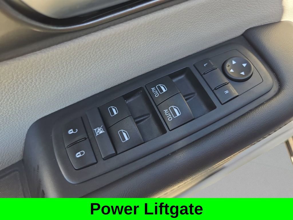 Used 2024 Chrysler Pacifica Touring-L image 12