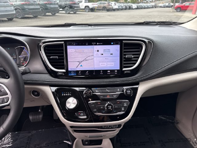 Used 2024 Chrysler Pacifica Limited FWD image 22