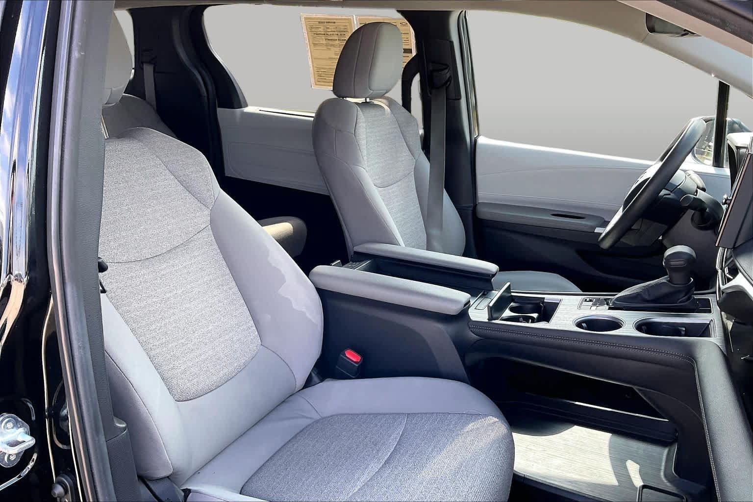 Used 2025 Toyota Sienna LE FWD image 9