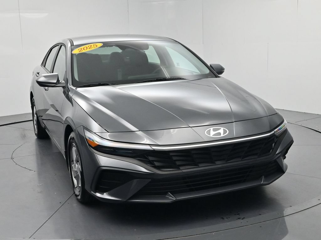 Used 2025 Hyundai Elantra SE FWD image 2