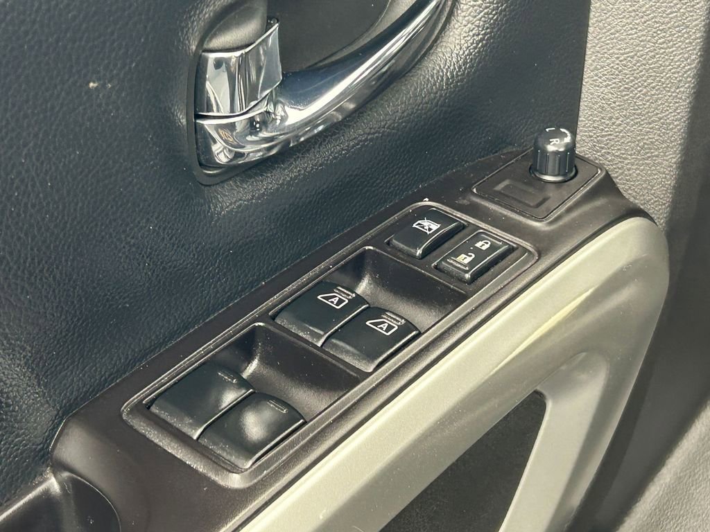 Used 2019 Nissan Titan SV w/ SV Convenience Package image 2