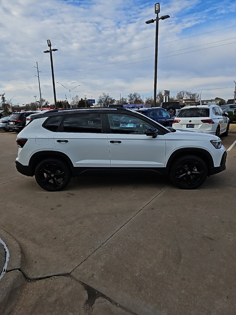 Used 2025 Volkswagen Taos SE image 4