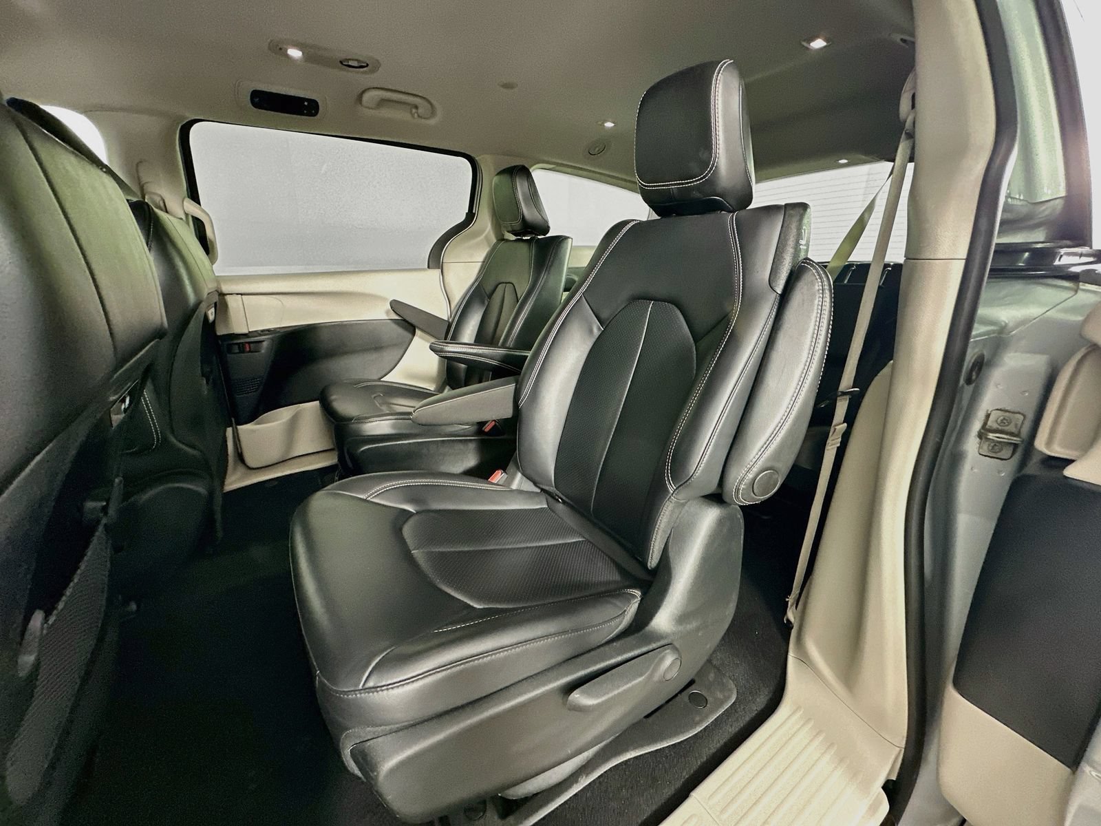 Used 2023 Chrysler Pacifica Touring-L FWD image 24