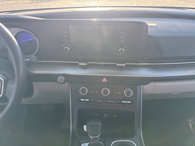 Used 2024 Kia Carnival LX FWD image 16