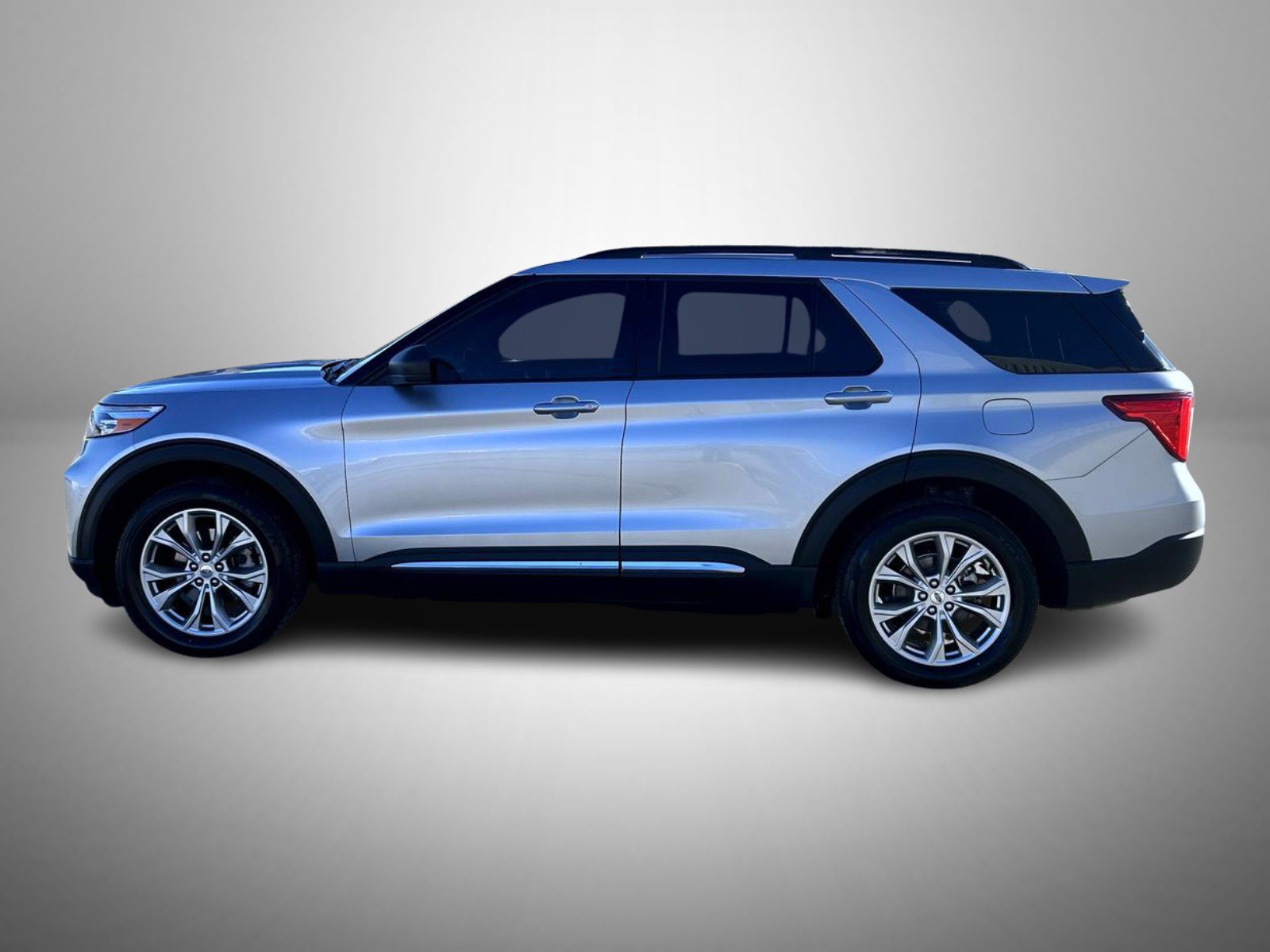 Used 2020 Ford Explorer XLT w/ Equipment Group 202A AWD/4WD image 8