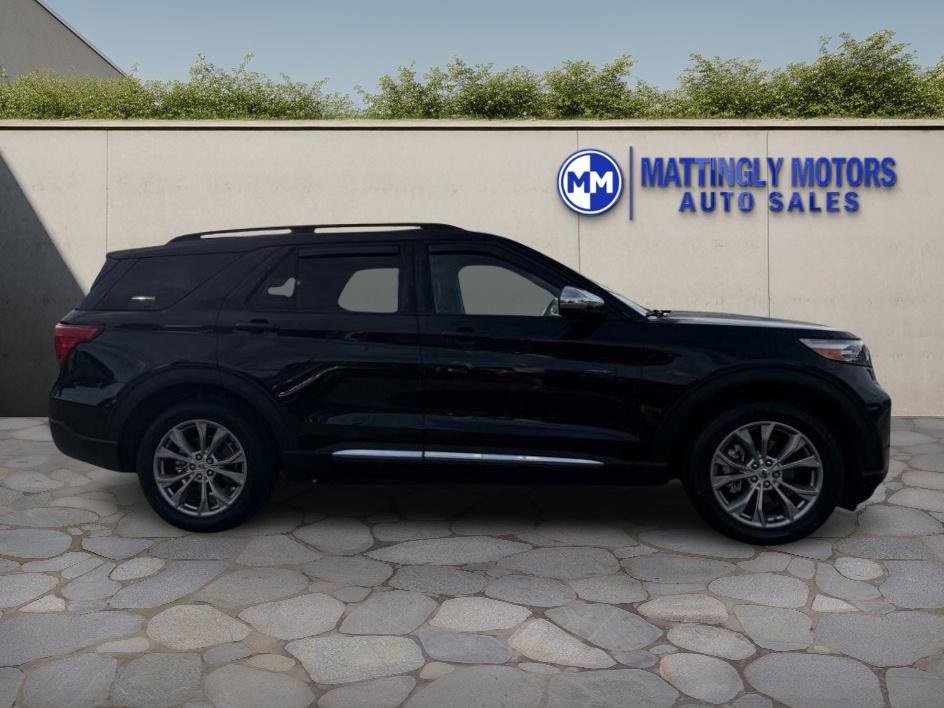 Used 2022 Ford Explorer XLT w/ Equipment Group 202A image 2