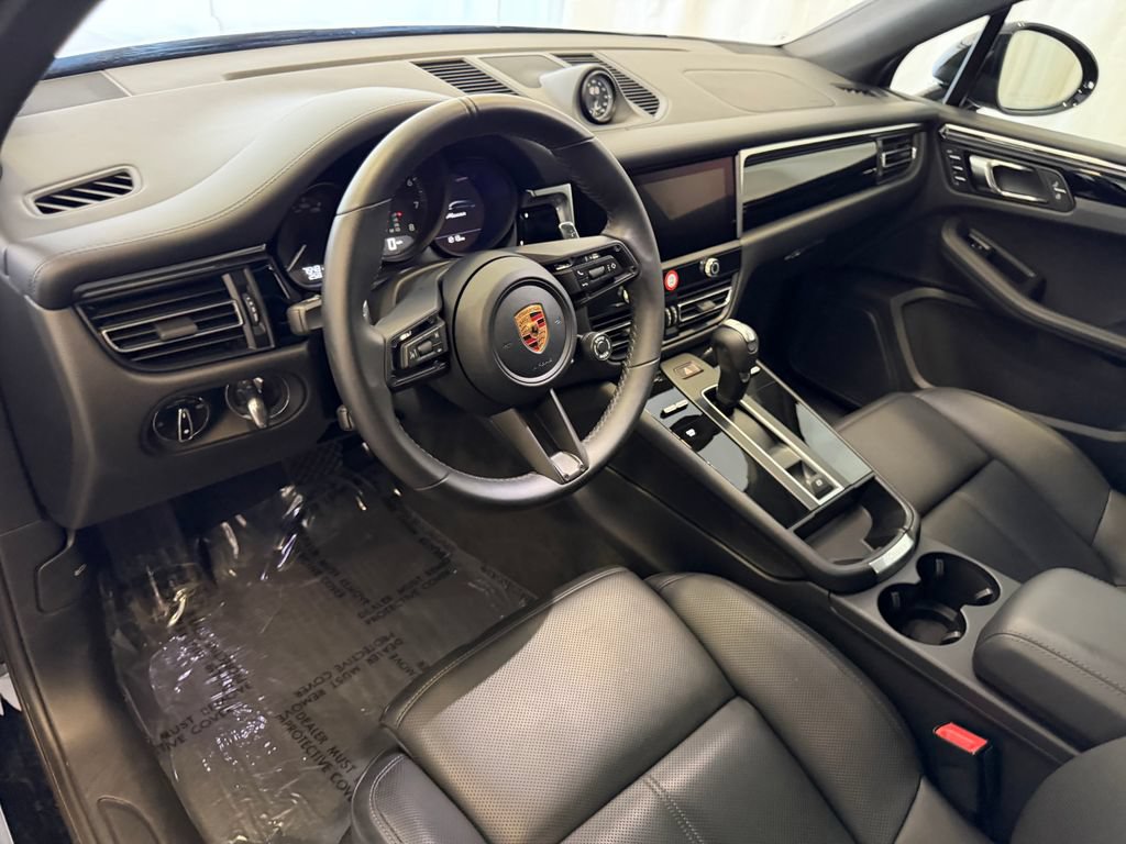 Certified 2026 Porsche Macan AWD/4WD image 4