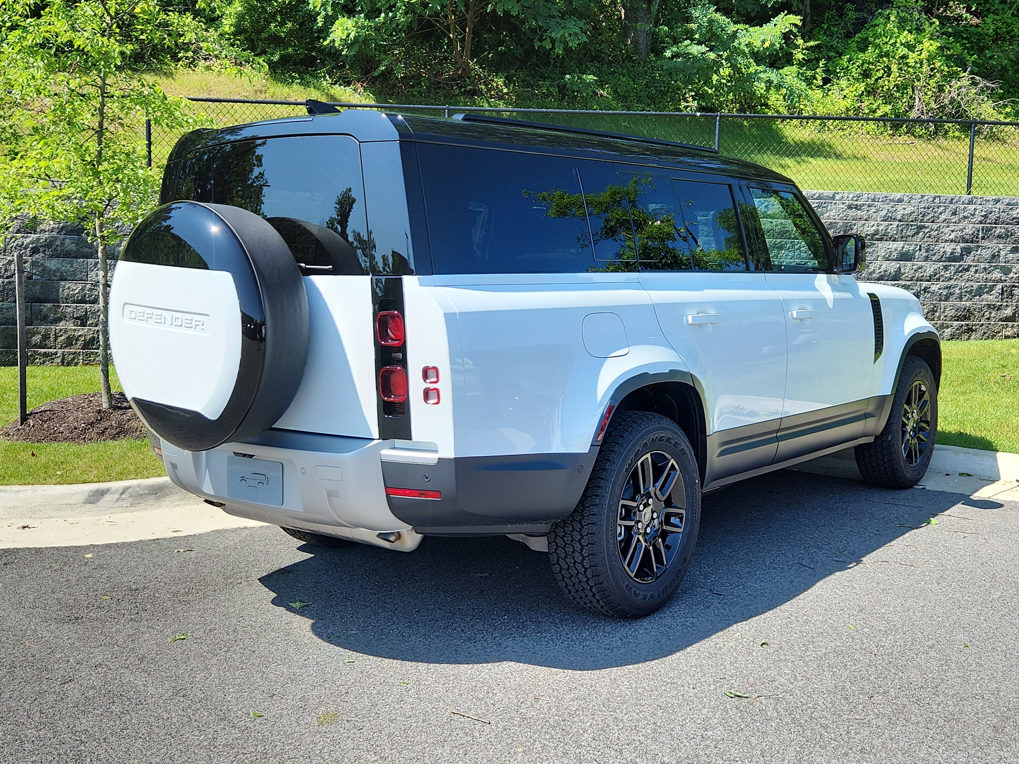 Used 2025 Land Rover Defender 130 S image 2