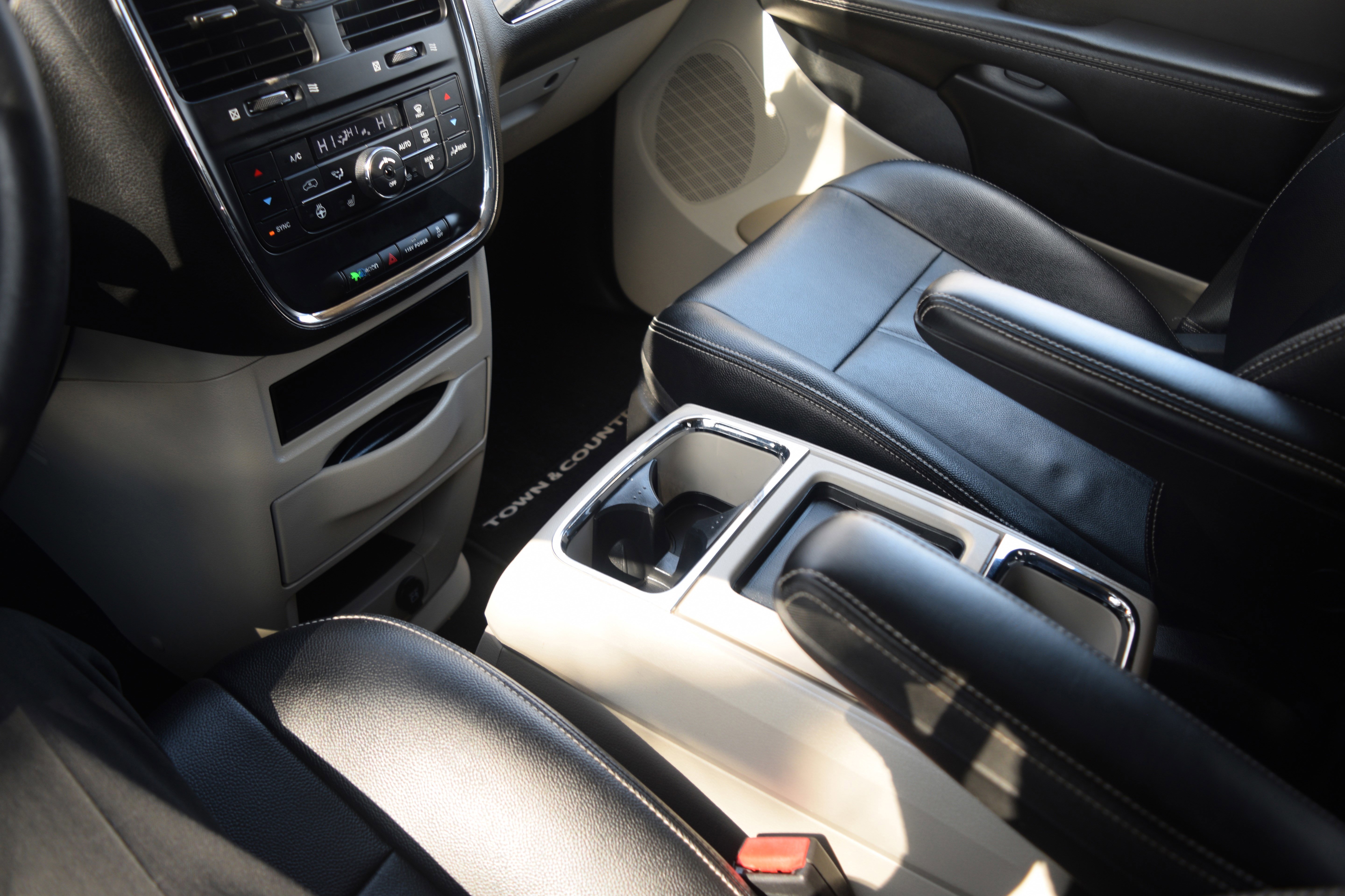 Used 2015 Chrysler Town & Country Touring w/ Driver Convenience Group image 13