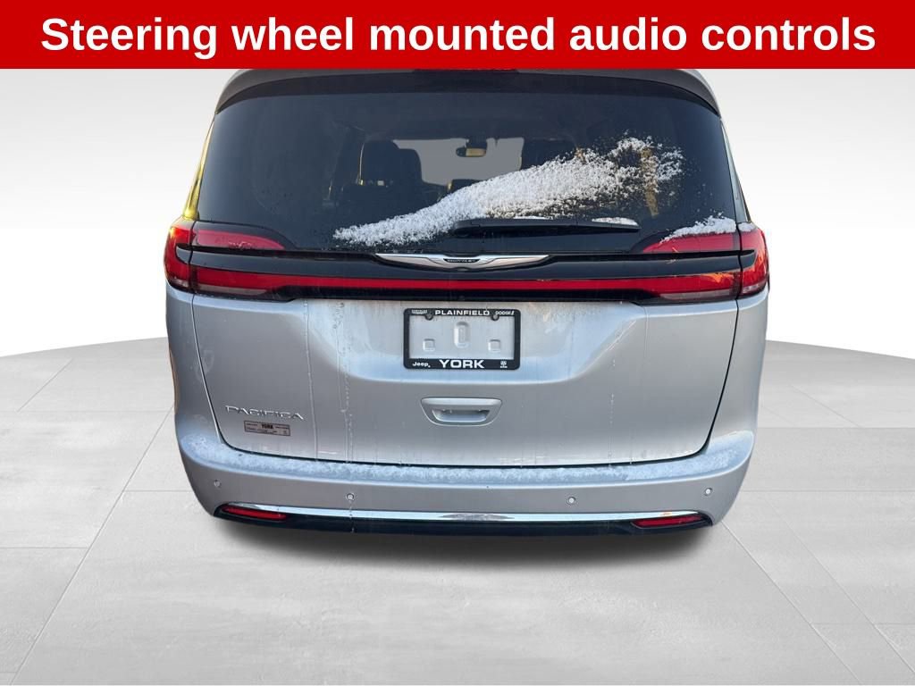 Used 2024 Chrysler Pacifica Touring-L w/ Uconnect Theater Family Group image 4