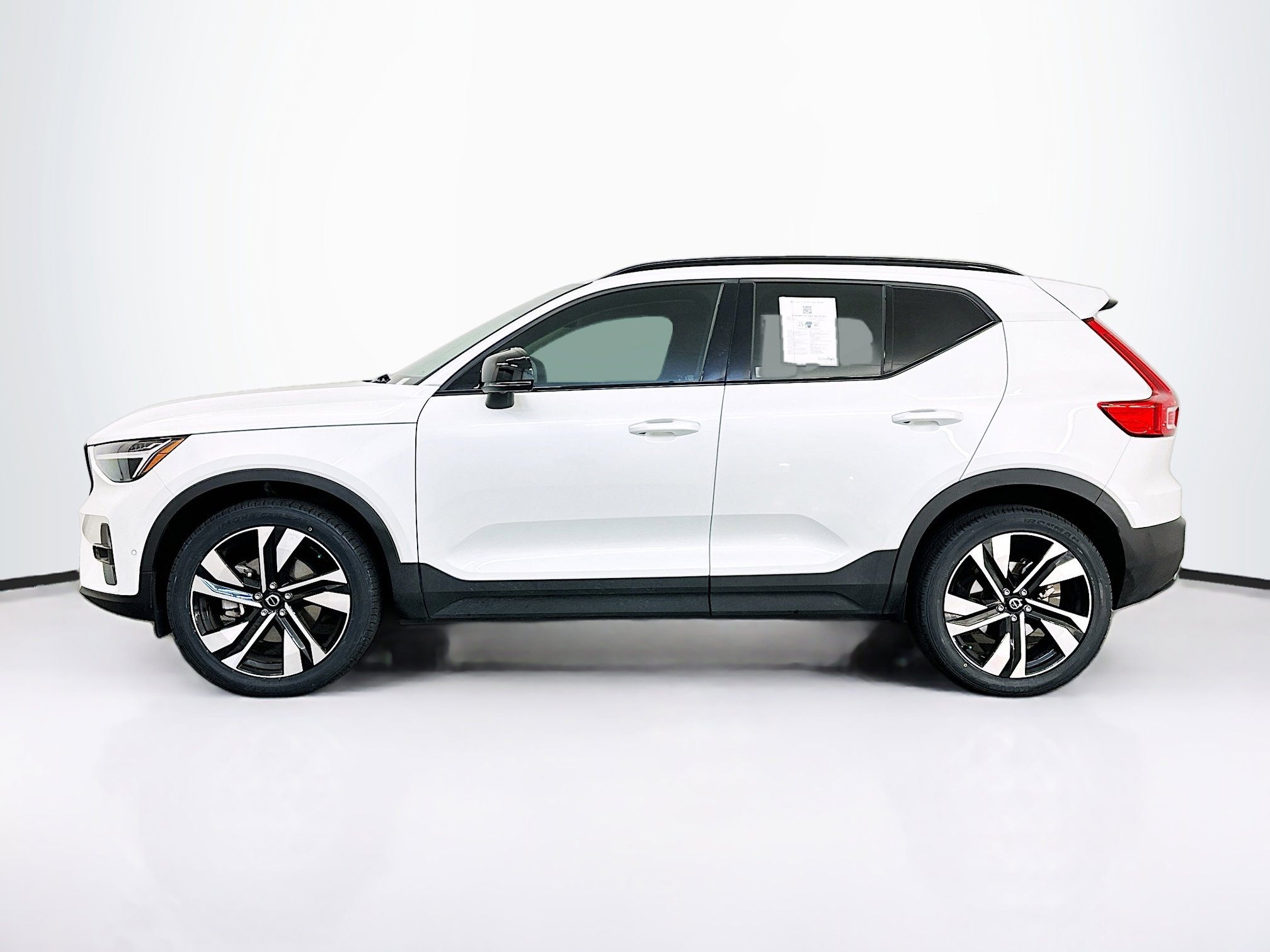 Used 2023 Volvo XC40 B5 Plus w/ Protection Package image 4
