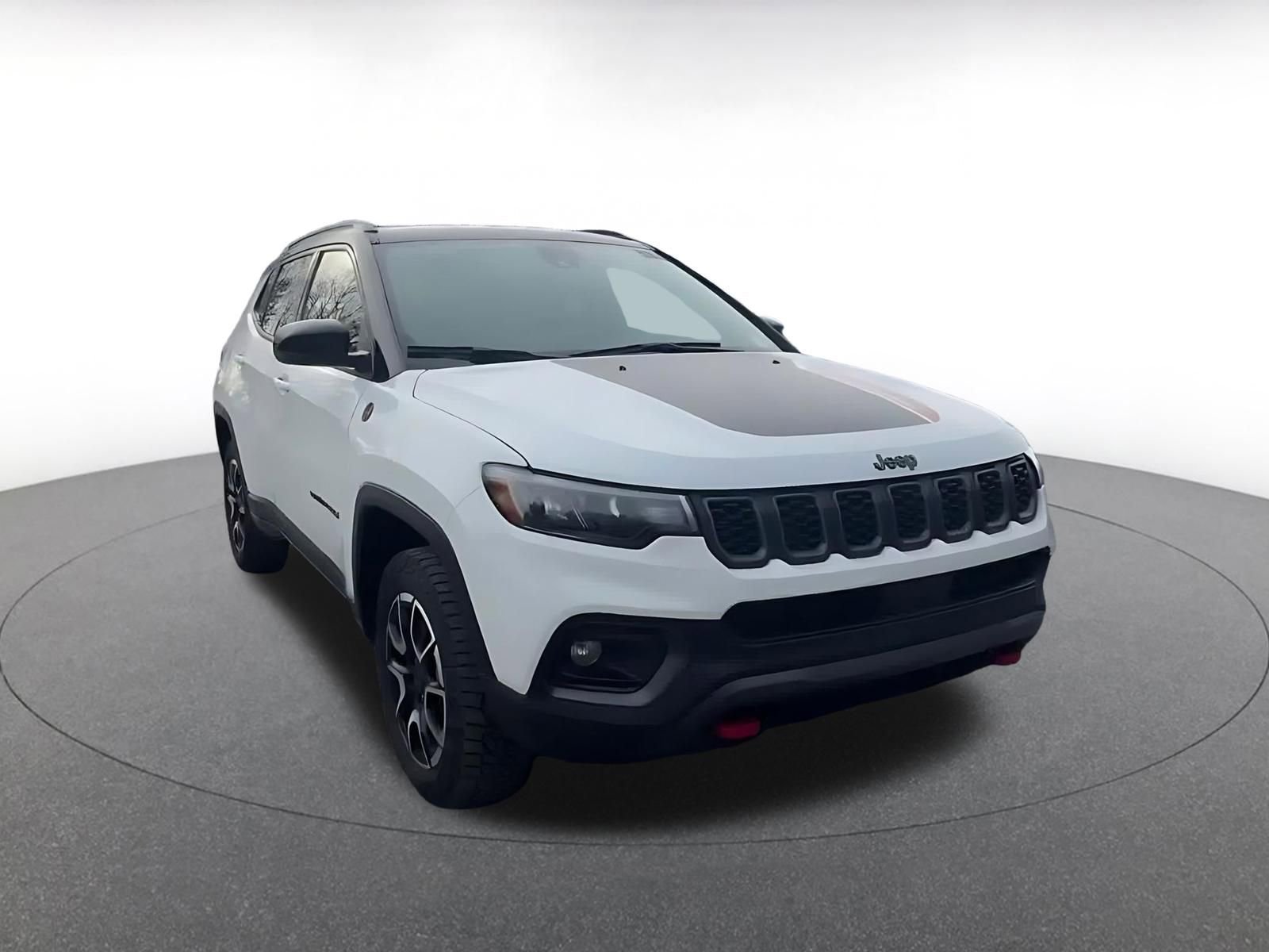 Used 2025 Jeep Compass Trailhawk image 3