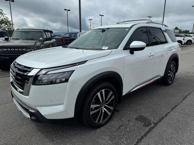 Used 2025 Nissan Pathfinder Platinum FWD image 3