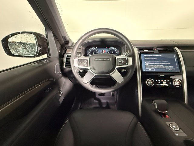 Used 2025 Land Rover Discovery Metropolitan Edition AWD/4WD image 16