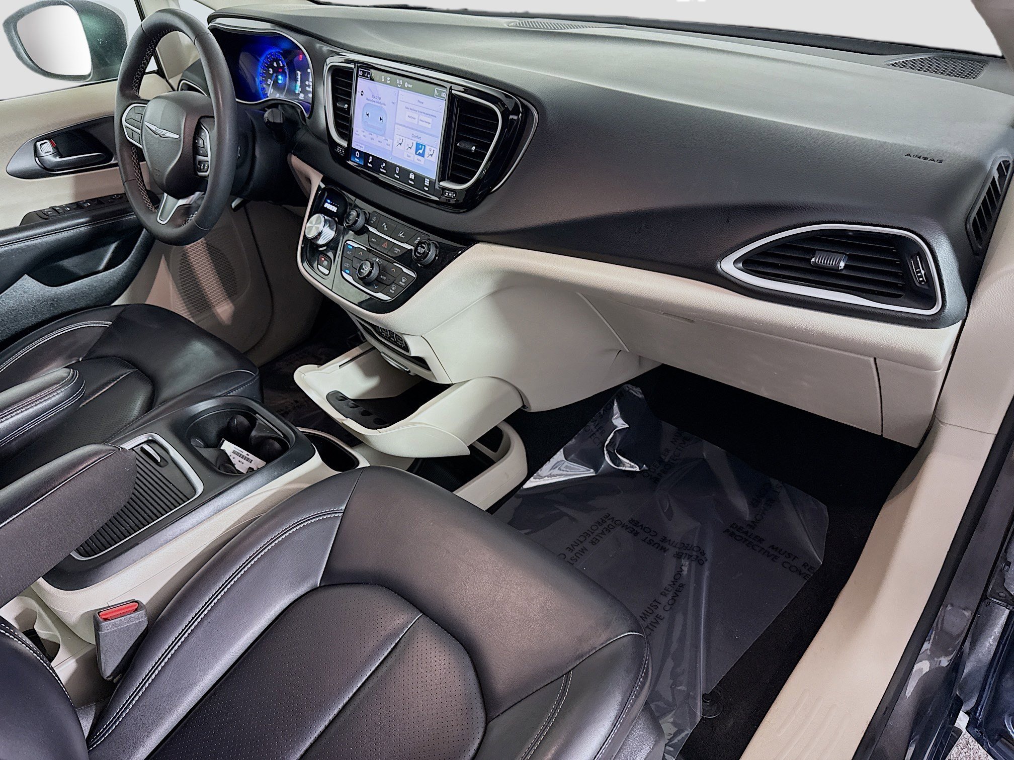 Used 2023 Chrysler Pacifica Touring-L image 28