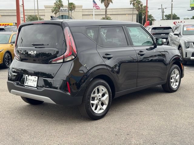 Certified 2025 Kia Soul LX w/ LX Technology Package FWD image 3