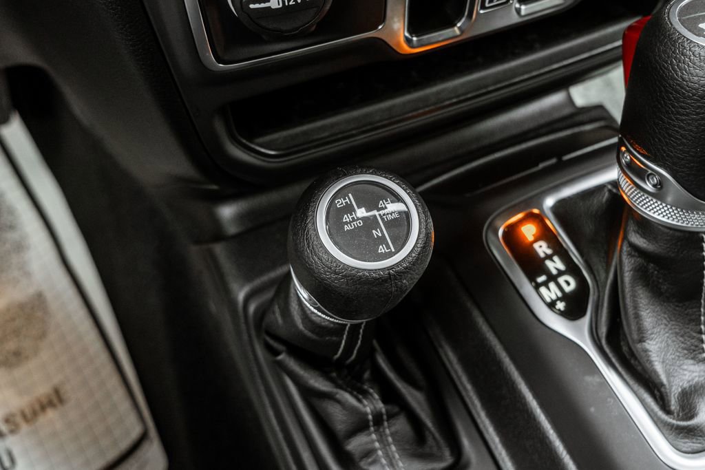 Used 2025 Jeep Wrangler Unlimited Sahara image 25