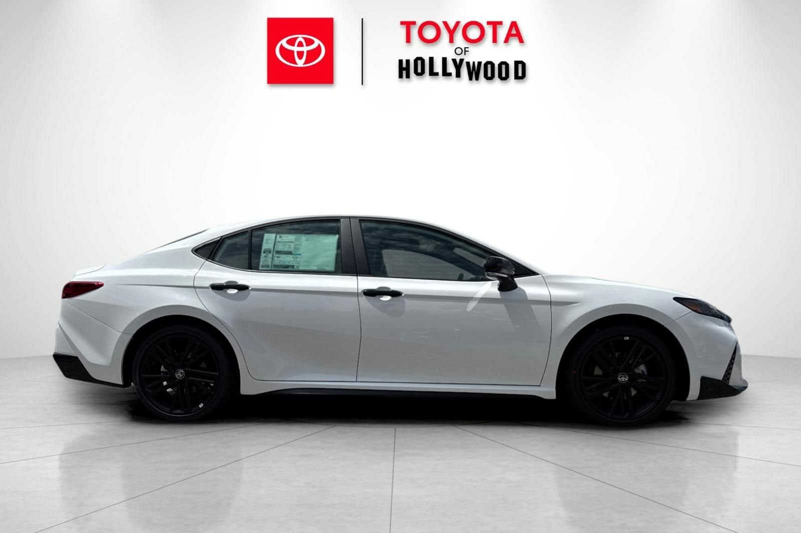 New 2026 Toyota Camry Hybrid FWD image 3