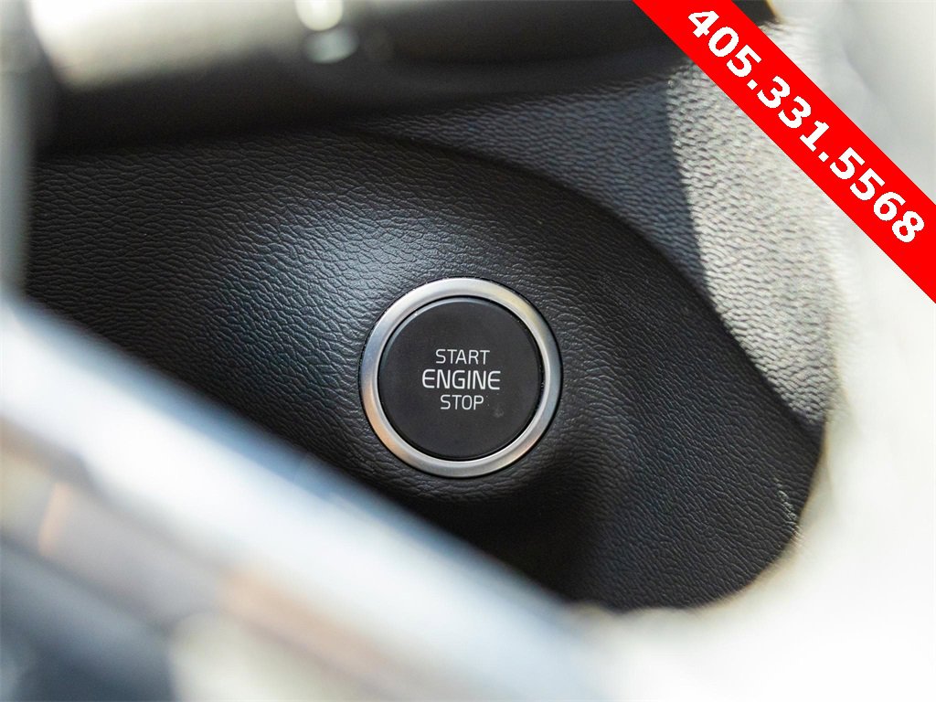 Used 2023 Volvo XC40 B5 Plus image 38